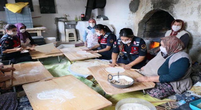 Kadın Jandarmalar Önce Eğitim Verdi, Sonra Oklavayı Alıp Hamur Açtı