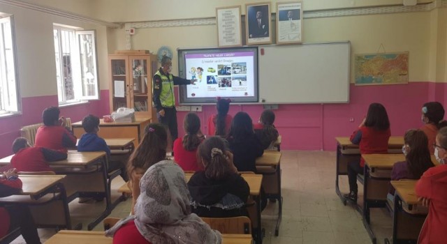 Jandarmadan Öğrencilere “Trafik Güvenliği” Eğitimi