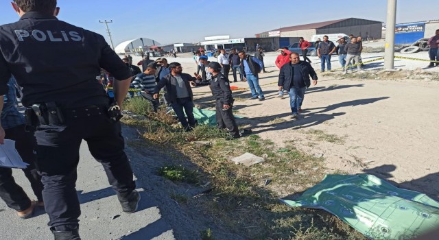 Otomobilin çarptığı motosiklette bulunananları havaya uçtuğu kazada 2 kişi öldü