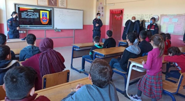 “Meslek Tanıtım Günleri” Düzenleyen Öğrencilere Jandarma Sürprizi