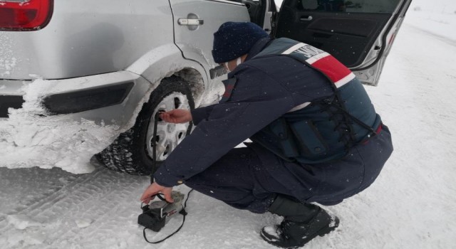 Patlayan Araç Lastiğini Jandarma Tamir Etti