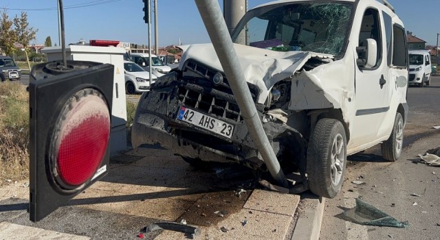 Sac rulo yüklü tır ile hafif ticari araç çarpıştı: 2 yaralı