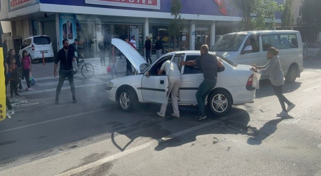 Motor Kısmı Yanan Otomobili Vatandaşlar Söndürdü