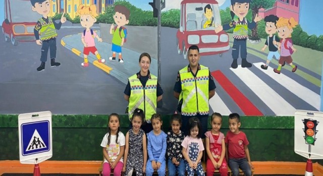 Jandarma Trafik Bilincini Yaygınlaştırıyor