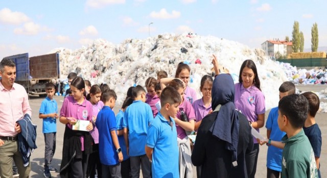 Öğrencilere Geri Dönüşüm Bilinci Yerinde Aşılanıyor