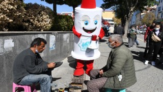 Aşı Maskotu Meydanda ‘mavi’ Kategori İçin Vatandaşlara Seslendi