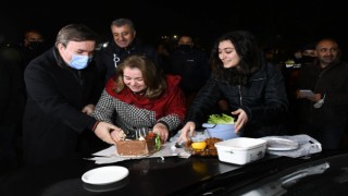 Vali Aydoğdu, Polis ve Jandarmaya Kendi Elleriyle Baklava ve Pasta Yedirdi