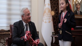 Vali Kumbuzoğlu, 8 Yaşındaki Dünya Şampiyonunu Ağırladı